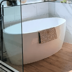 A bath tub sitting in the middle of a bathroom.